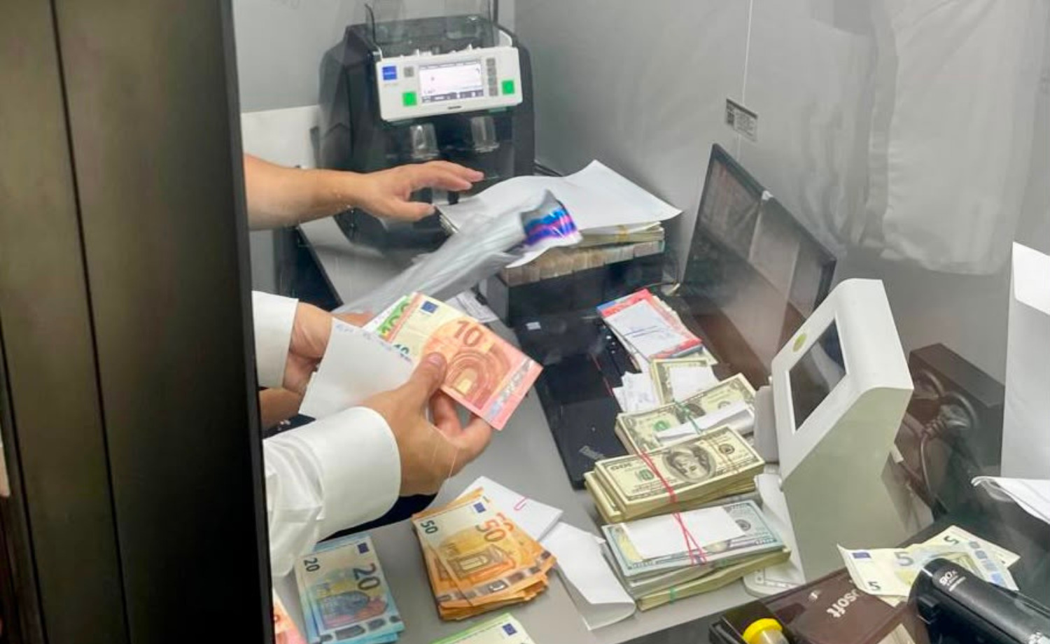 Державна податкова служба та Бюро економічної безпеки виявили та конфіскували в столиці понад 1,6 мільйона гривень, 138 тисяч доларів та майже 8 тисяч євро у мережі підпільних пунктів обміну валют. 4 Державна податкова служба та Бюро економічної безпеки виявили та конфіскували в столиці понад 1,6 мільйона гривень, 138 тисяч доларів та майже 8 тисяч євро у мережі підпільних пунктів обміну валют. 4
