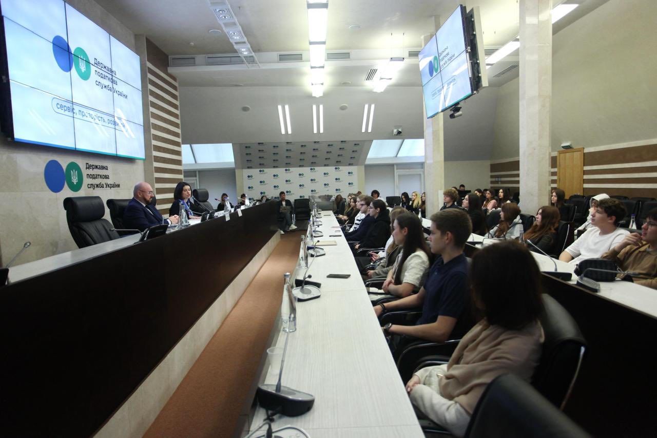 Specialists of the State Tax Service spoke to students about the tax system and invited them to become a part of the tax team . Фото № 2/1