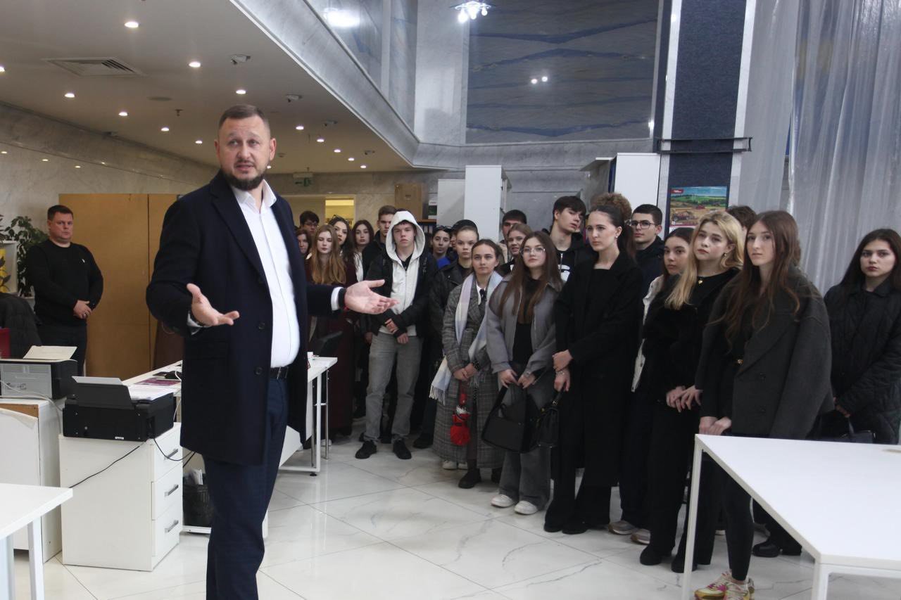 Specialists of the State Tax Service spoke to students about the tax system and invited them to become a part of the tax team . Фото № 9/8