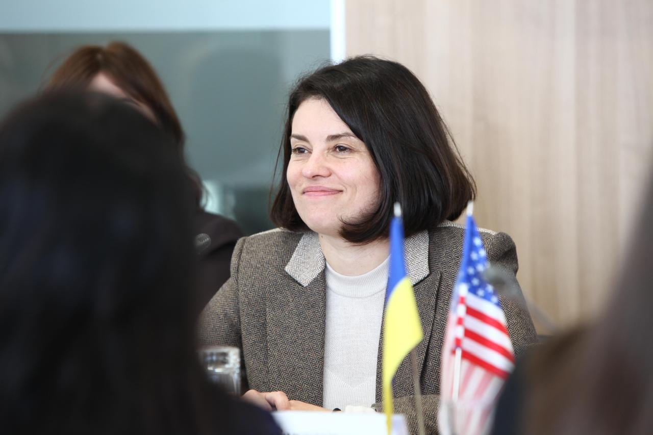 В. о. Голови ДПС Леся Карнаух зустрілась з представниками Американської торговельної палати в Україні. Фото № 2/1