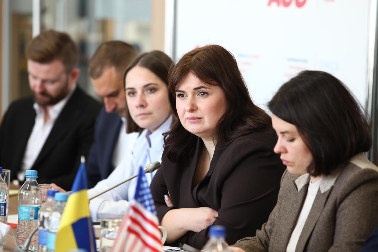 В. о. Голови ДПС Леся Карнаух зустрілась з представниками Американської торговельної палати в Україні. Фото № 6/5