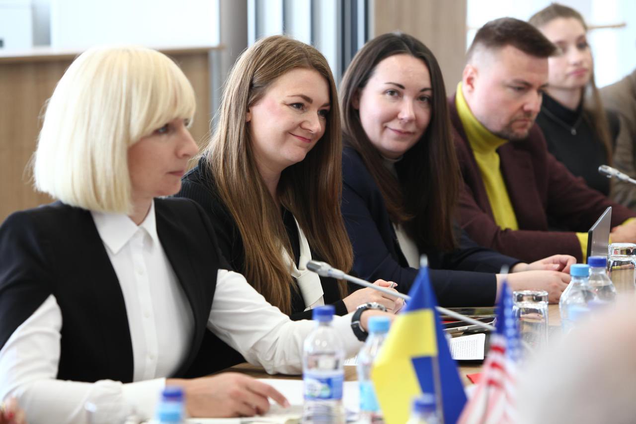 В. о. Голови ДПС Леся Карнаух зустрілась з представниками Американської торговельної палати в Україні. Фото № 11/10