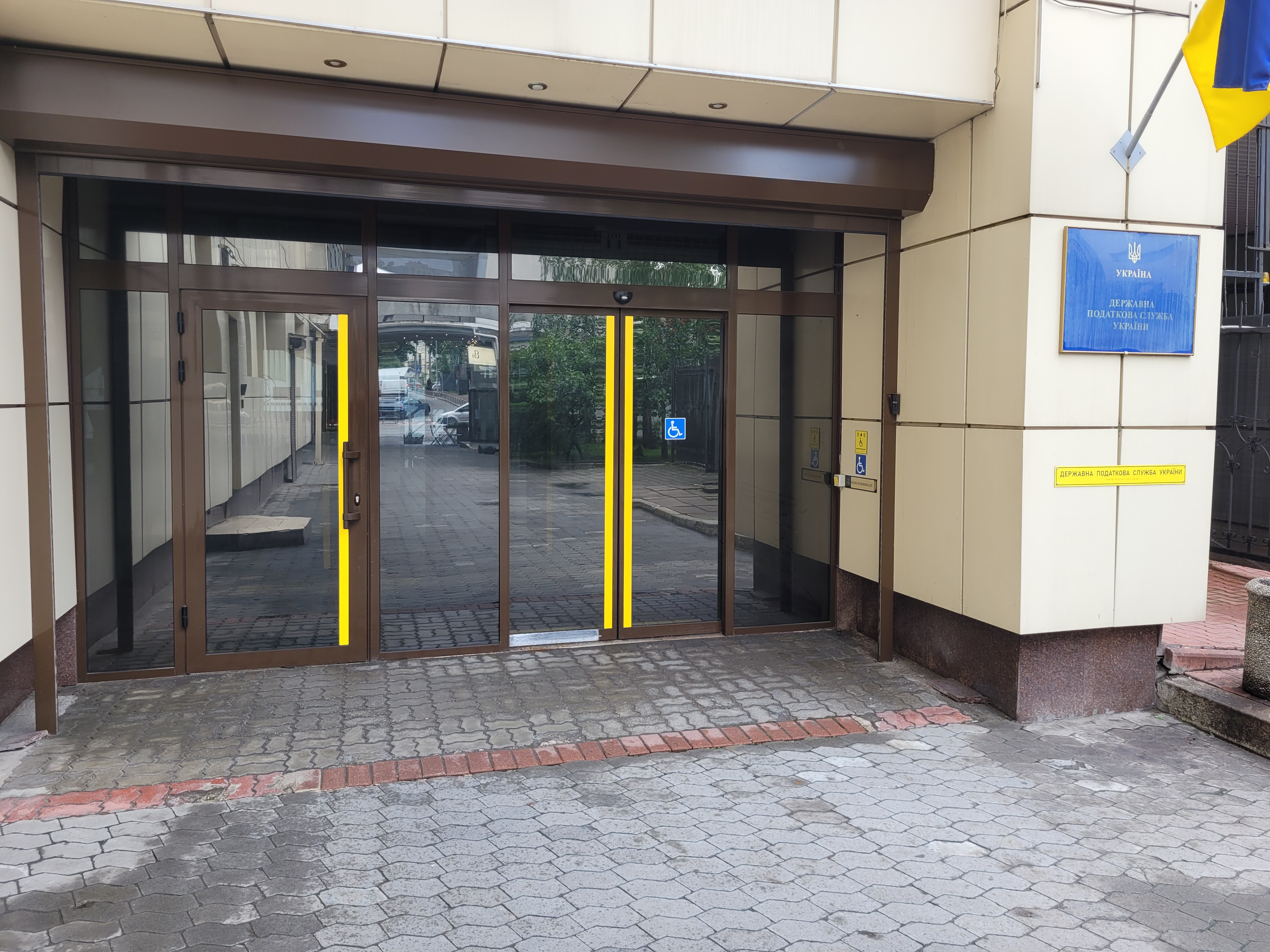 Доступності головного входу до адмінбудівлі ДПС для осіб з інвалідністю та інших маломобільних груп населення. Фото № 1/0