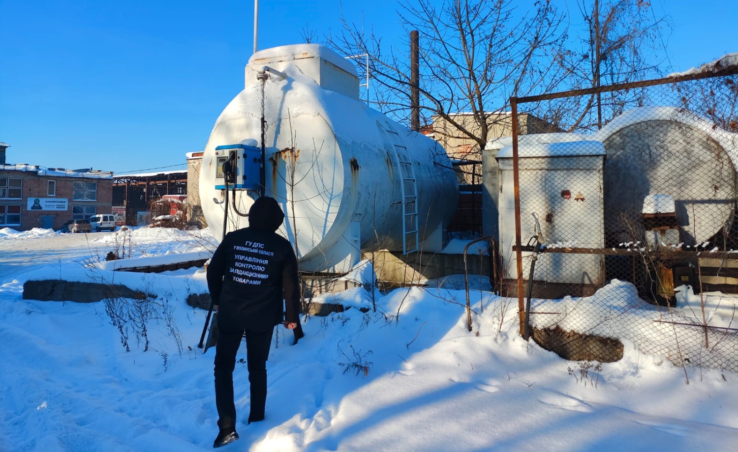 Without licenses and registration: tax officials of the State Tax Service exposed 37 points of illegal fuel sale in January . Фото № 2/1