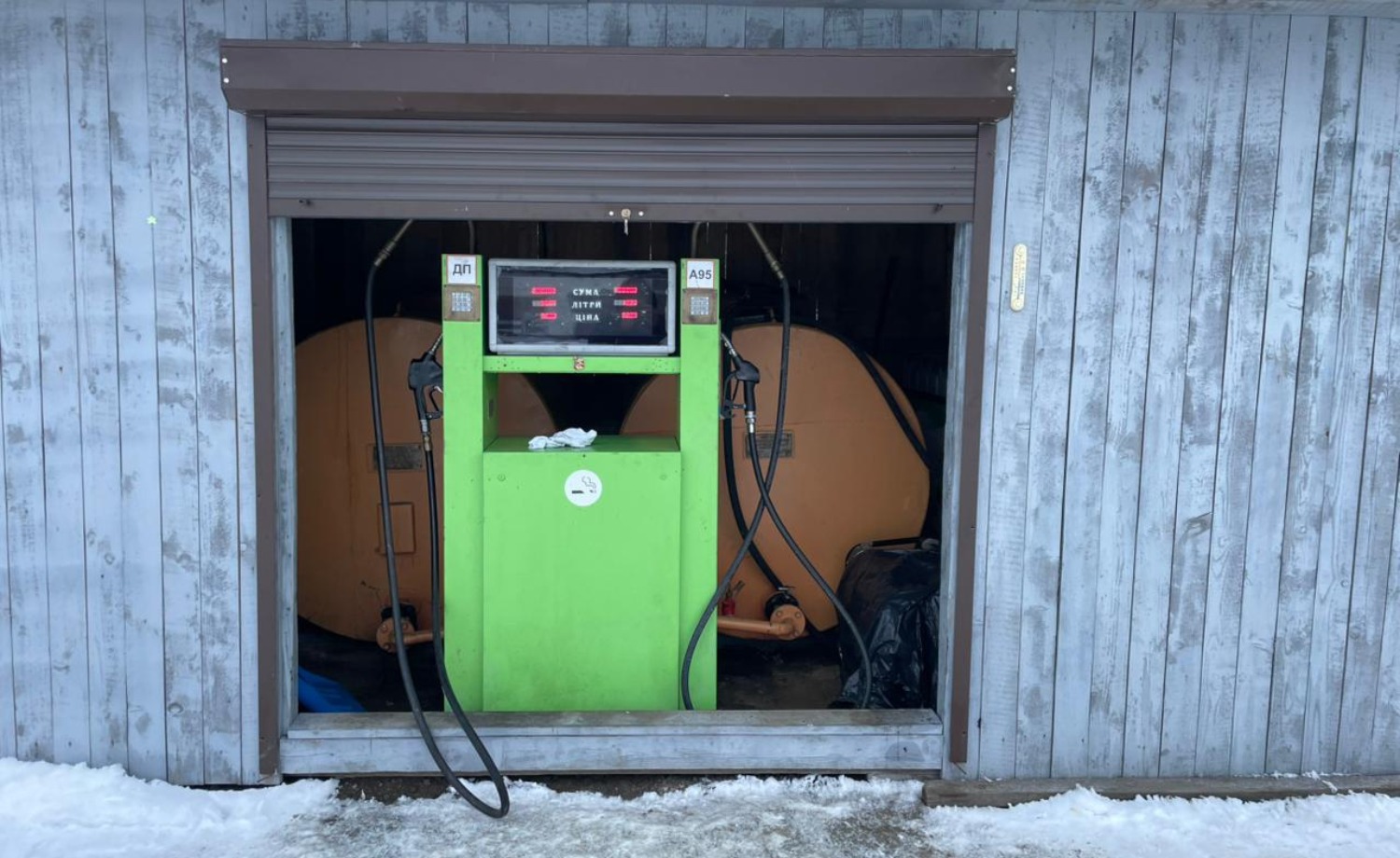 Without licenses and registration: tax officials of the State Tax Service exposed 37 points of illegal fuel sale in January . Фото № 4/3