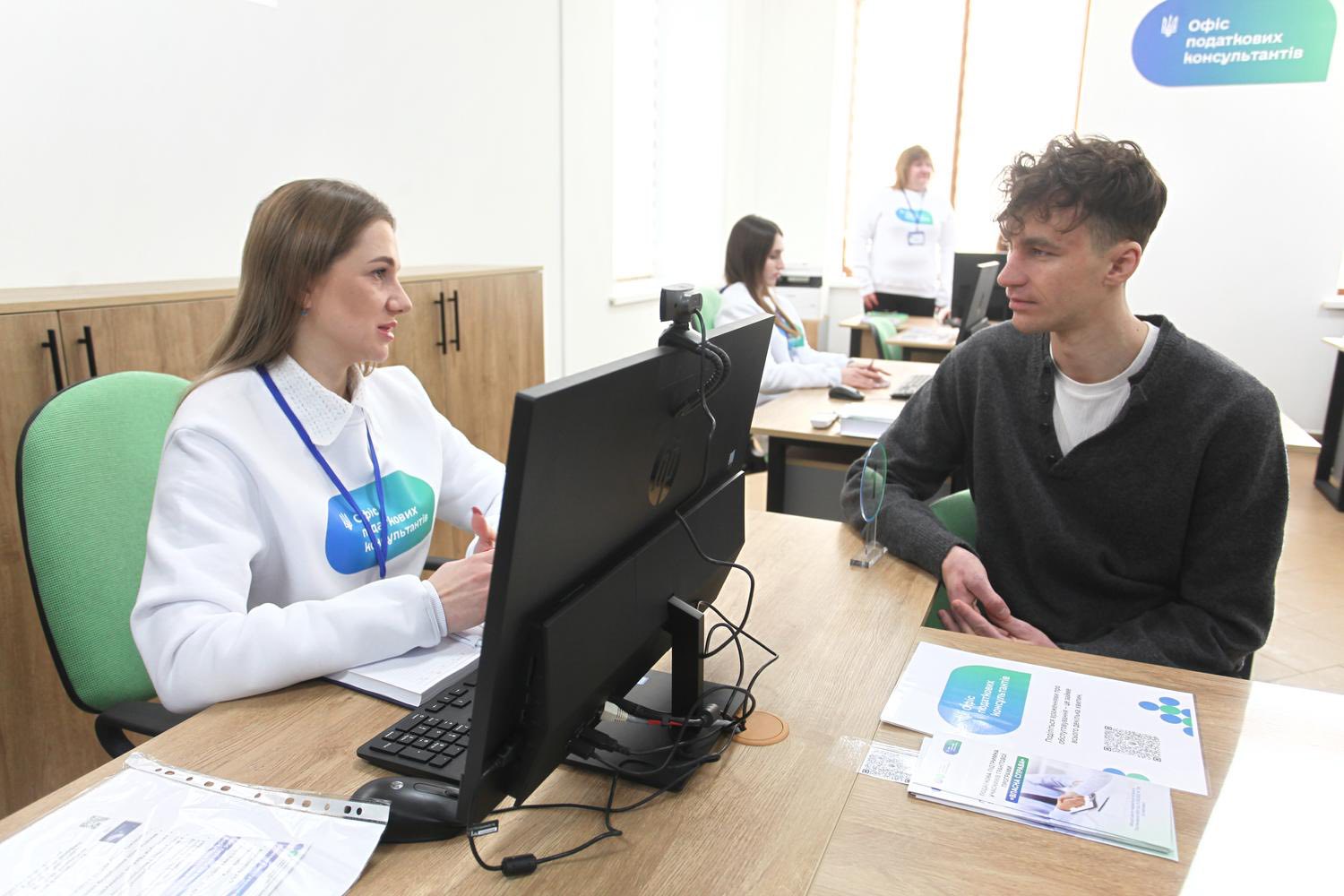 State Tax Service and the State Employment Service launched joint tax support service for the grant program participants. Фото № 5/4