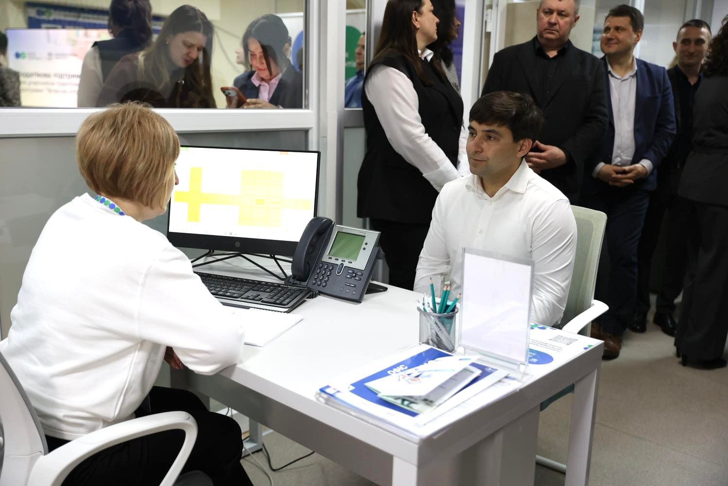 Lesya Karnaukh held a dialogue with business in Vinnytsia about checking and blocking invoices and presented a support service for the grant recipients. Фото № 8/7