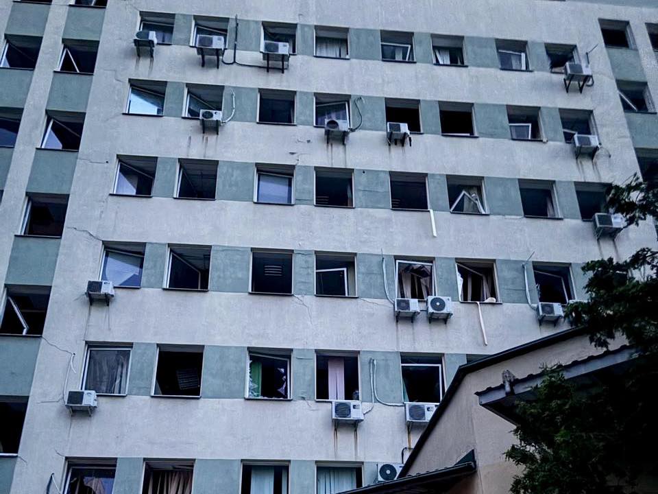 Внаслідок ворожої атаки пошкоджено одну з будівель податкової в Києві. Фото № 8/7