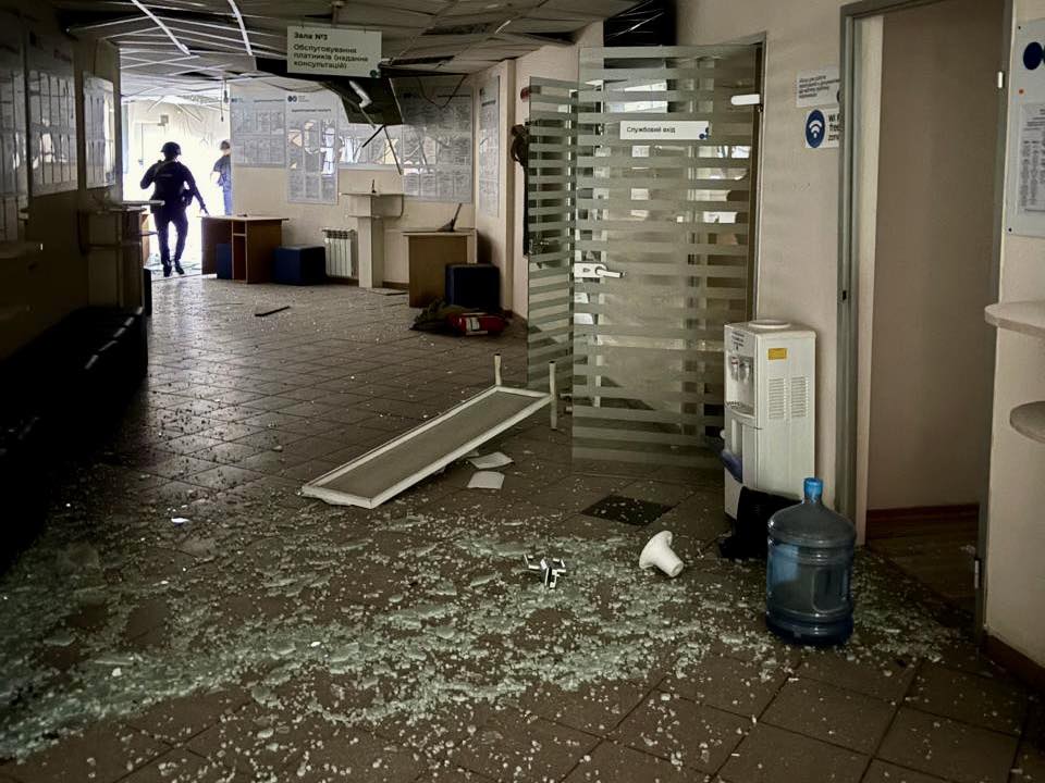 As a result of enemy attack, one of the buildings of the Tax Service in Kyiv was damaged. Фото № 4/3