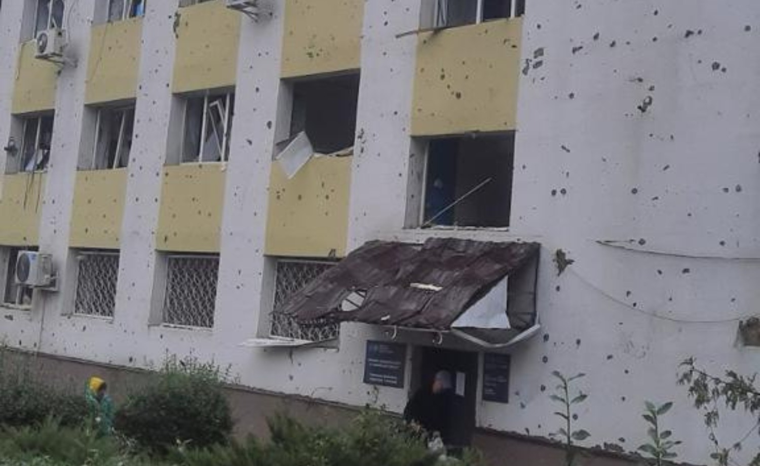Внаслідок обстрілу Харківщини в Ізюмі пошкоджено будівлю податкової та поранено працівницю. Фото № 3/2