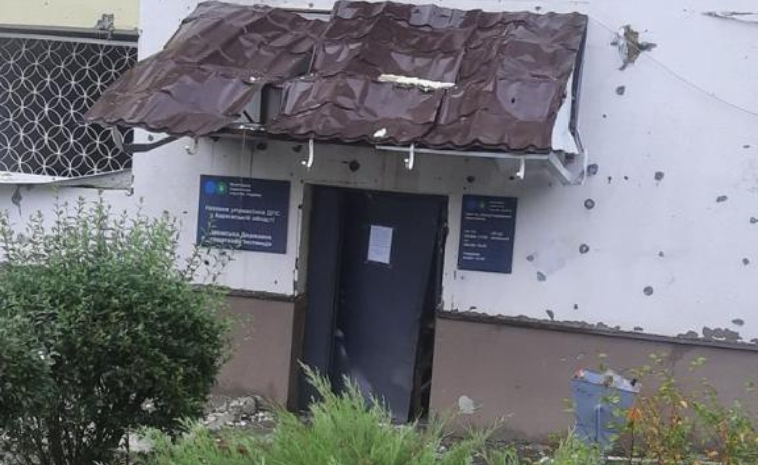 Внаслідок обстрілу Харківщини в Ізюмі пошкоджено будівлю податкової та поранено працівницю. Фото № 4/3