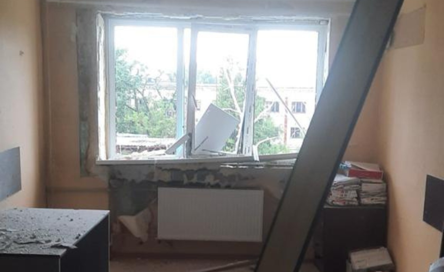 As a result of shelling in Kharkiv region, building of the Tax Service was damaged and employee was injured in Izyum. Фото № 2/1