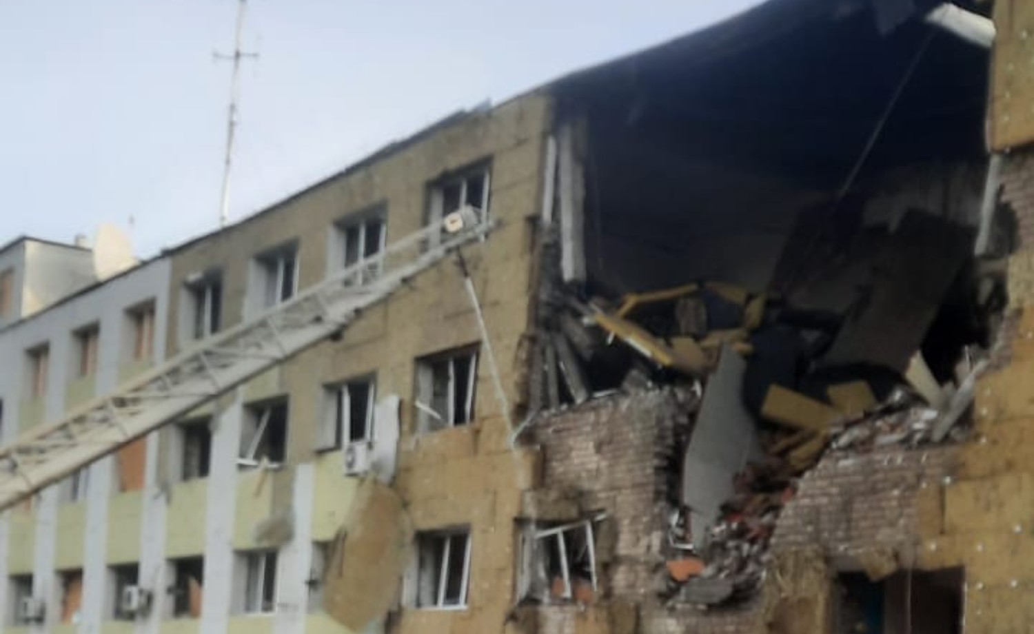 На Харківщині внаслідок ворожого обстрілу пошкоджено будівлю податкової інспекції. Фото № 5/4